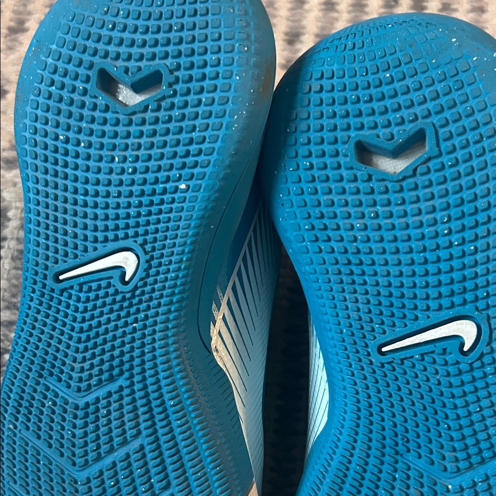 Nike Kids indoor soccer shoes - Picture 2 of 3